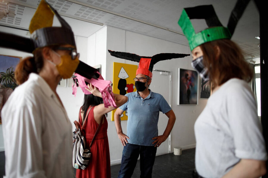 کلاه‌های ویژه در این گالری هنری پاریس به حفظ فاصله اجتماعی کمک می‌کنند